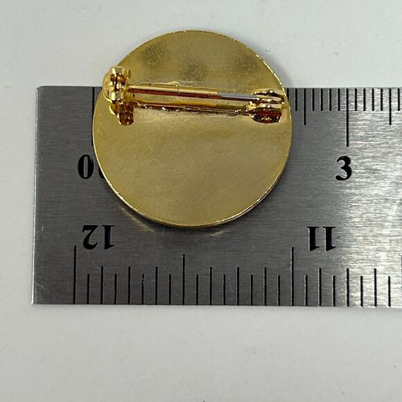 Vintage Beretta USA Hat Lapel Pin Pinback Button Guns Firearms Pistols Logo - Picture 3 of 3